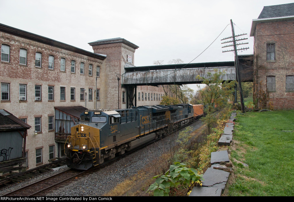 CSXT 3401 Leads I007 at Newburgh